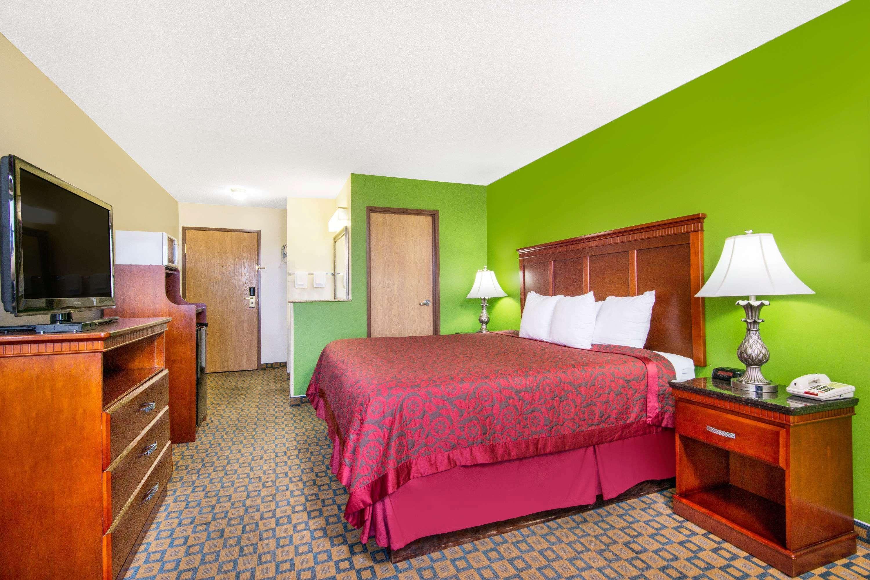 Days Inn & Suites By Wyndham Wichita Zewnętrze zdjęcie