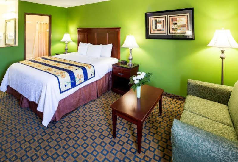 Days Inn & Suites By Wyndham Wichita Zewnętrze zdjęcie